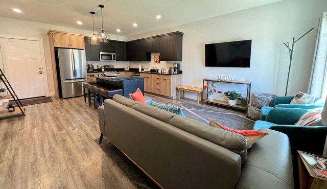 Modern Mountain Townhome with A/C near Targhee, Yellowstone, Grand Teton