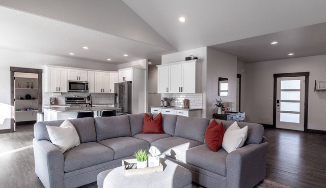 Modern New 3BR Family Home Near University of Idaho