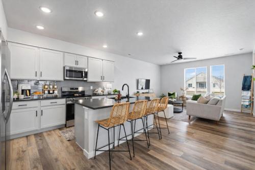 Modern Parkside Stay King DreamCloud Sleeps 10