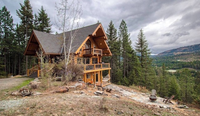 Modern, peaceful log cabin in the woods with incredible lake & mountain views in Sagle