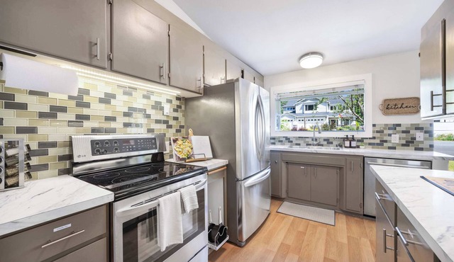 Modern Single-Level 2BR | Easy Access & Office in Shoreline