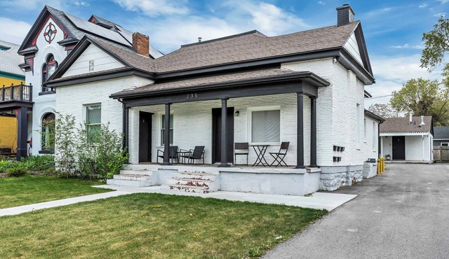 Modern Studio w/Full Kitchen & In-Unit Laundry