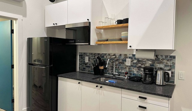 Modern Vibrant Tiny Home In Paradise in White Salmon