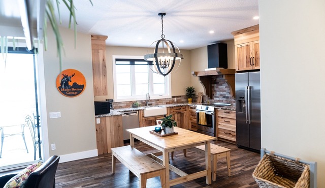 Moose Bottom Cottage/entire home/pet/garage in Rockyview County