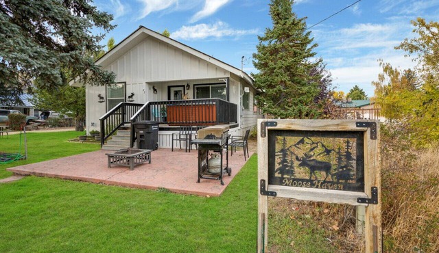 Moose Haven | Hot Tub, Walk to Lake, AC, Fire Pit, Pet Friendly in Garden City