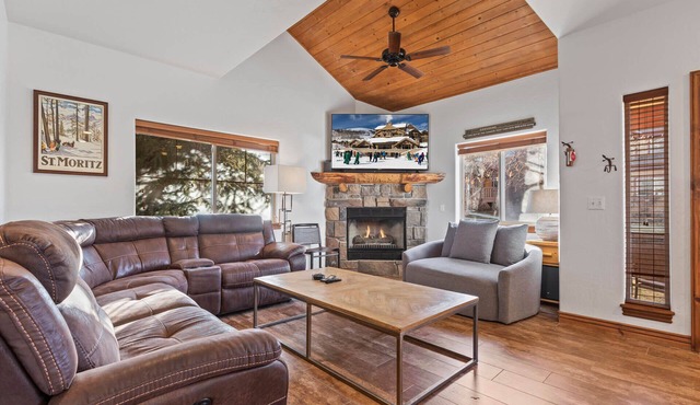 Moose Mgmt at Bear Hollow 5482 A Pvt HotTub-EVCharger-Free Bus-WiFi-Full Kitchen
