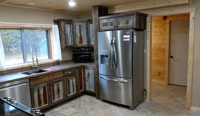 Moose View Lodge 3 bedroom 3 bath cabin with mountain view's and hot tub.