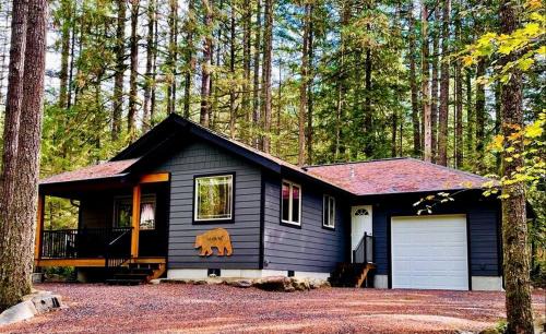 Mount Baker Cabin Retreat | Fireplace, Hot Tub & Views