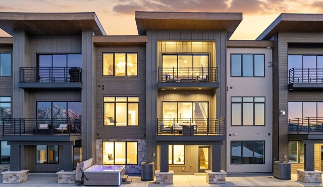 MOUNTAIN LUXE | Panoramic Views + Private Hot Tub in Hideout
