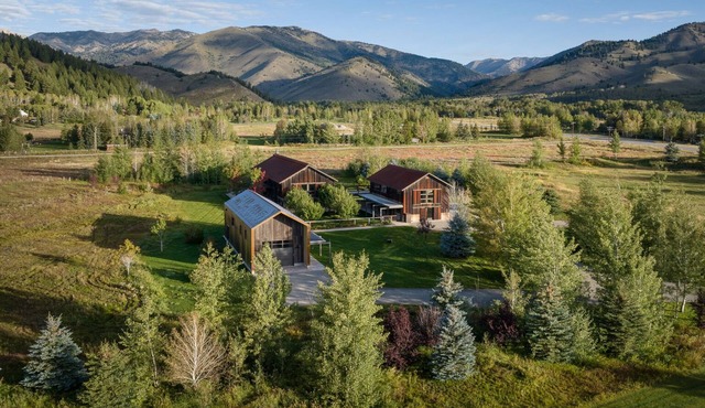 MOUNTAIN MODERN NORTH KETCHUM/SUN VALLEY APARTMENT WITH DIRECT TRAIL ACCESS.