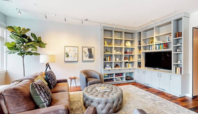 Mountain view condo with gas fireplace, washer/dryer, central AC