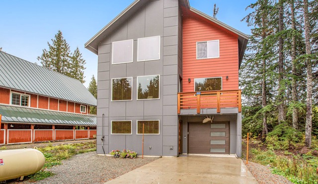 Mountain view home near lifts with fireplace, washer/dryer, balcony & jetted tub in Snoqualmie Pass