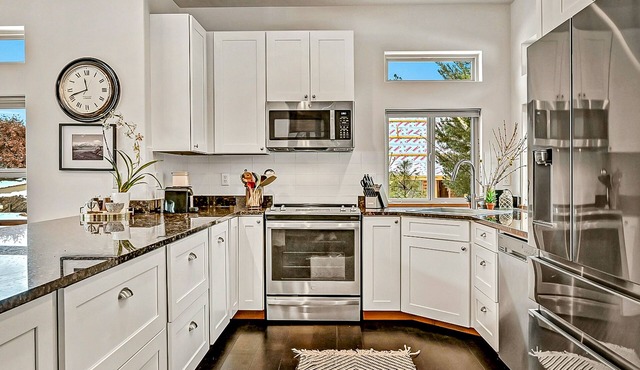 Mountain View House with deck, private W/D + Swedish wood stove in Garden Valley