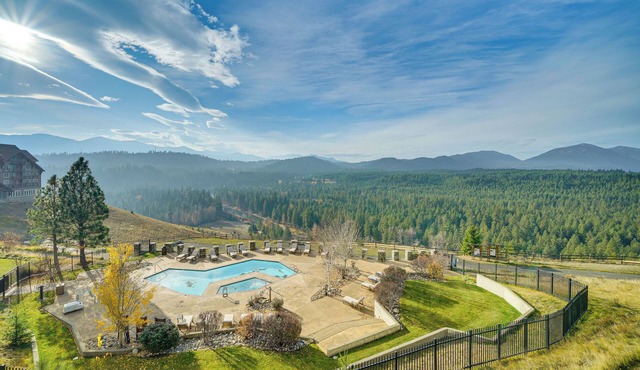 Mountain Views & Pool Access: Cle Elum Condo!