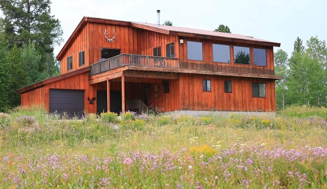 Mountain Views, 3,000 sq ft home, 7 miles to West Yellowstone, Hot tub!