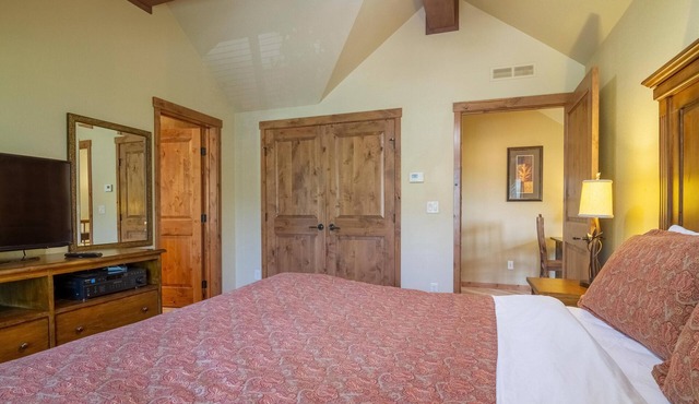 Mountainside Townhome, private Hot Tub, Pet Friendly
