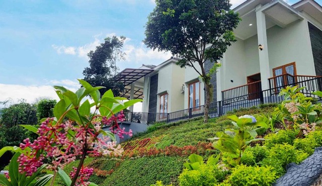 Moya Villa & Resto in Cihideung