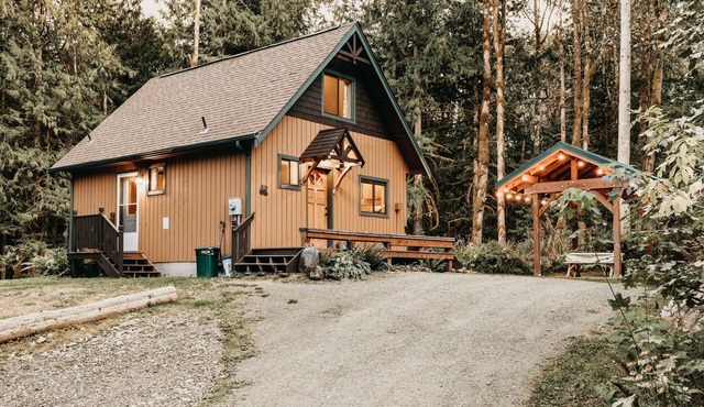 Mt Baker Lodging - Cabin 67 - Private 2-story cabin with a private hot tub in Maple Falls