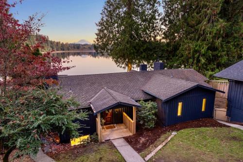Mt Rainier Lakefront Hot Tub Kayaks Sleep 11