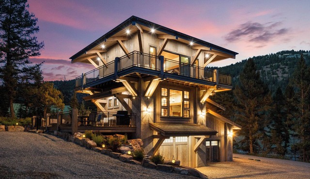 MTNLUX Fire Tower Big Sky Near YNP border with Hot Tub, Sauna Fitness/Game Room.