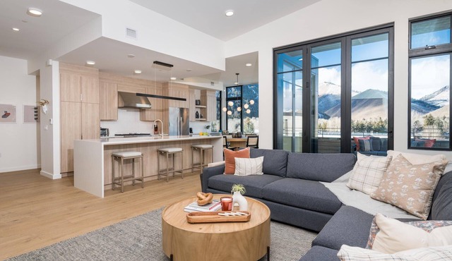 New 3 Bedroom Condo with Mountain Views