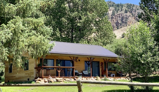 New cabin 5mins to YNP & hot springs 10acre horse ranch @LittleTrailCreekCabins
