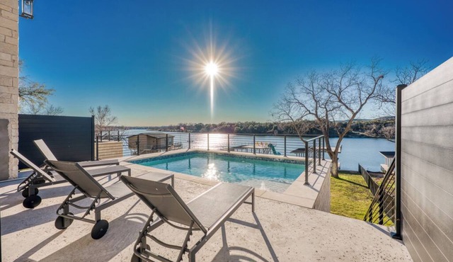 NEW Lakefront Luxury with game room, heated pool, fire pit, & fitness equipment in Burnet