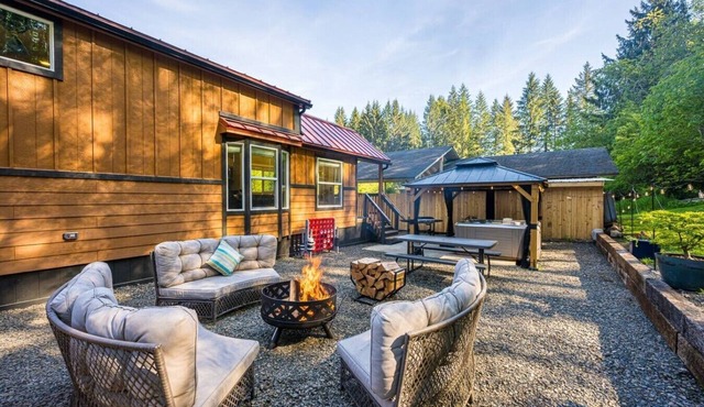 NEW Luxury Tiny Cabin w/Hot tub & Fire pit. in Forks