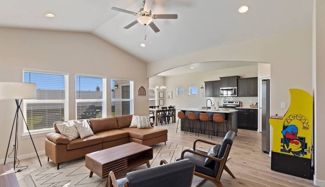 NEW Modern Craftsman 4 beds/3bdrm by Hospital/Park