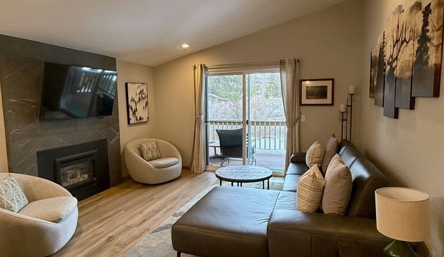 Newly renovated stand alone dog friendly condo. Elkhorn amenities included.