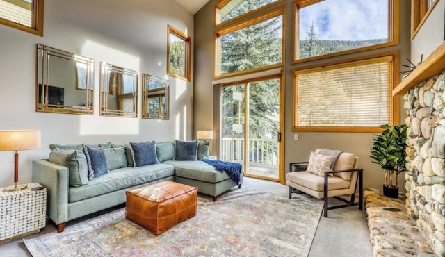 Newly-updated dog-friendly condo w/wood fireplace- walk to Warm Springs Lifts