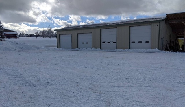 Nice apartment in shop with Indoor parking for toy trailers or vehicle.
