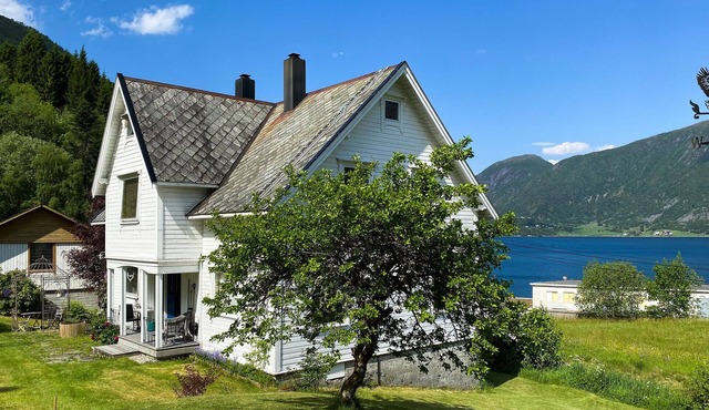 Nice home in Austefjorden in Austefjorden