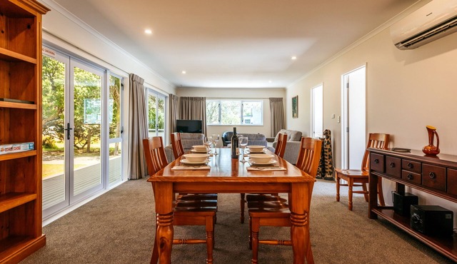 Number Six - Oneroa Holiday Home in Oneroa