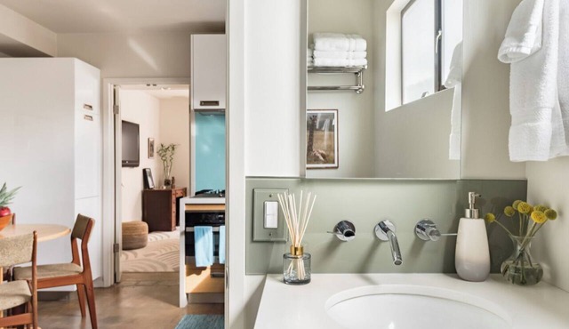 Oasis by the Sea, block to beach, economical luxury in Los Angeles