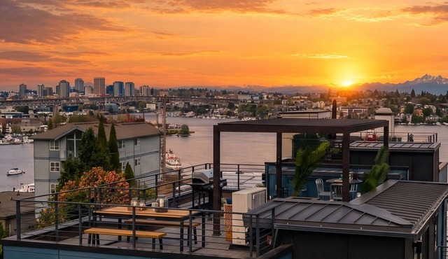 Obermiller House ~ Spectacular Sunset~Modern~Rooftop~AC+Games+Parking