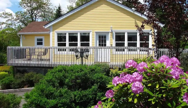 Oceanview 3-Bedroom Cottage | Fireplace | Sauna | Near Halifax in Boutiliers Point