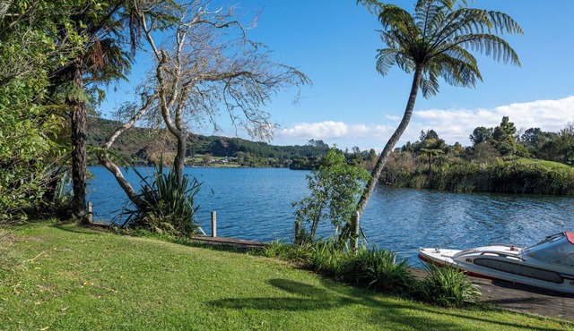 Okere Jetty Escape - Rotoiti Holiday Home in Rotorua