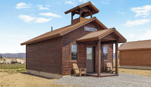 Old West Studio Cabin Near Yellowstone