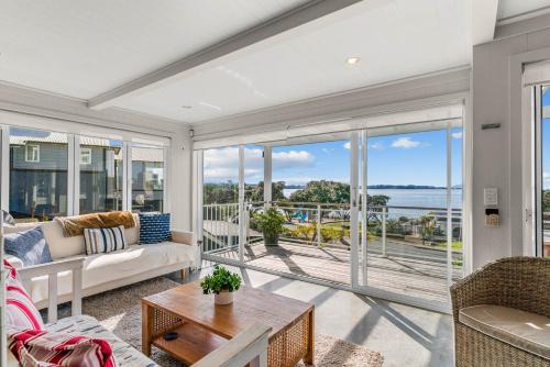Oli Kai - Algies Bay Holiday Home in Auckland