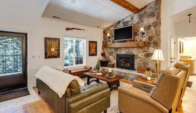 On 5 Acres! Cabin w/Hot Tub in Lava Hot Springs