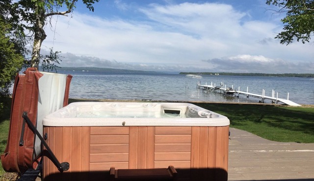 ON LAKE CHARLEVOIX - 5 MINUTES FROM DOWNTOWN CHARLEVOIX in Charlevoix