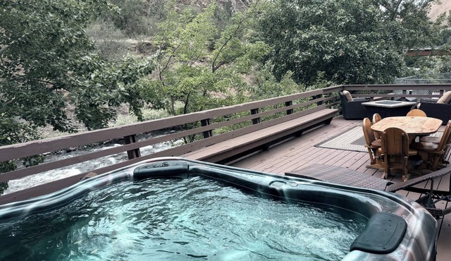 On the Rocks Lodge. Riverside and Mountain Views with a Private Hot Tub