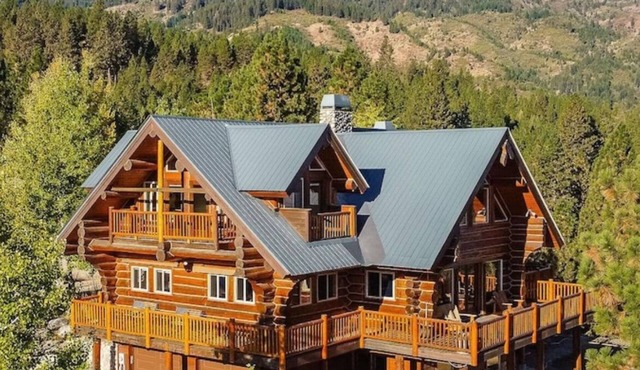 ONE OF A KIND, PICTURESQUE, CEDAR LOG CABIN FOR THE WHOLE FAMILY