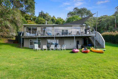 Onepoto Bay Lakehouse - Lake Rotoiti Holiday Home in Rotorua