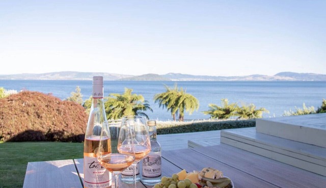 Panoramic Lake Views | Spacious & Relaxed with Private Beach in Rotorua