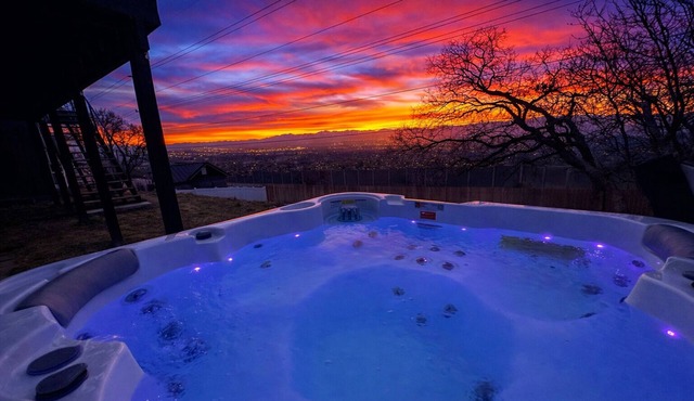 Panoramic Views + Hot Tub Foothill Retreat 3BD/3BA in Salt Lake City