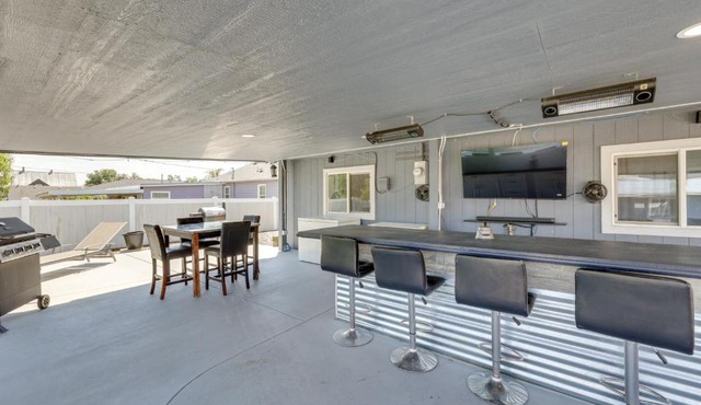 Patio Bar & Fenced Yard! Snake River Retreat