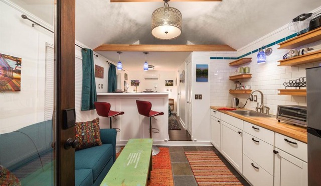 Patio Cottage sleeps 12 kitchen gas fire pit in Portland