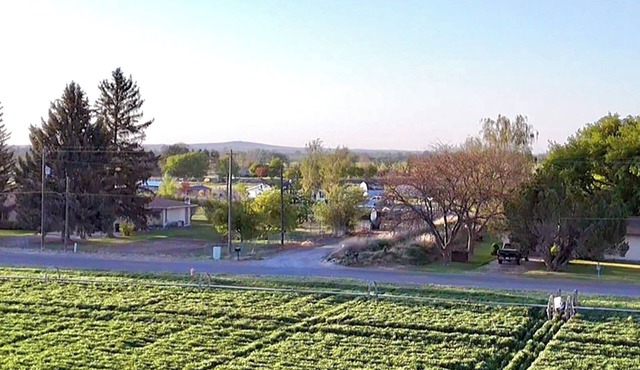 Peaceful, fun 4-bedroom farmhouse in Heyburn perfect for relaxing stays